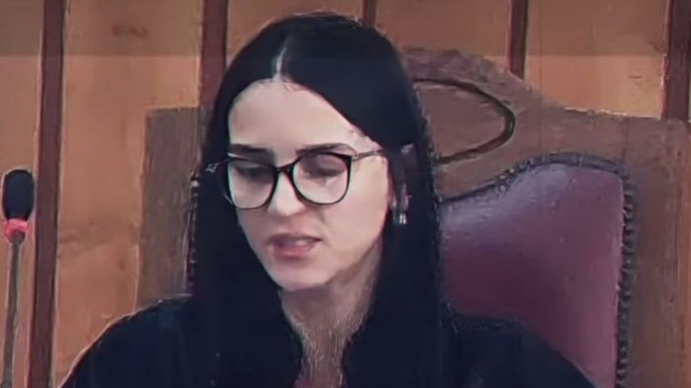 Judecătoarea care se droga cu infractorii a dat în judecată Tribunalul Suceava. A cerut bani