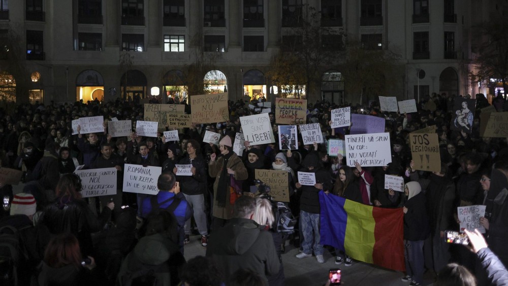 TEXT LIVE Proteste cu mii de oameni în Piața Universității și în mai multe orașe UPDATE Viitorul e la Vest noi nu vrem să fim ca-n Est VIDEO