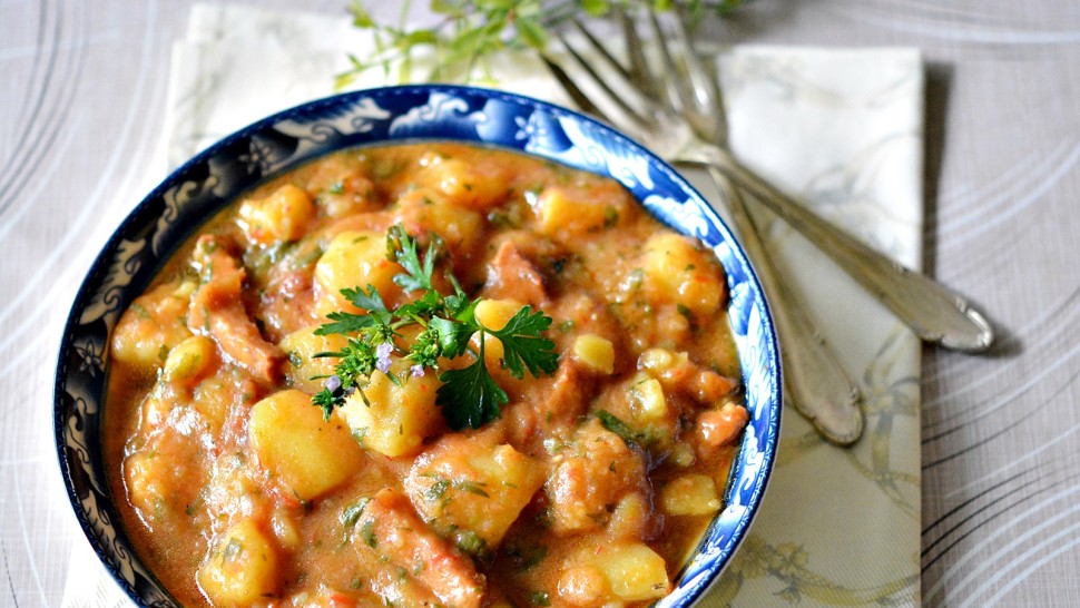 Mâncare de cartofi praz și ciolan afumat. Se poate servi cu murături