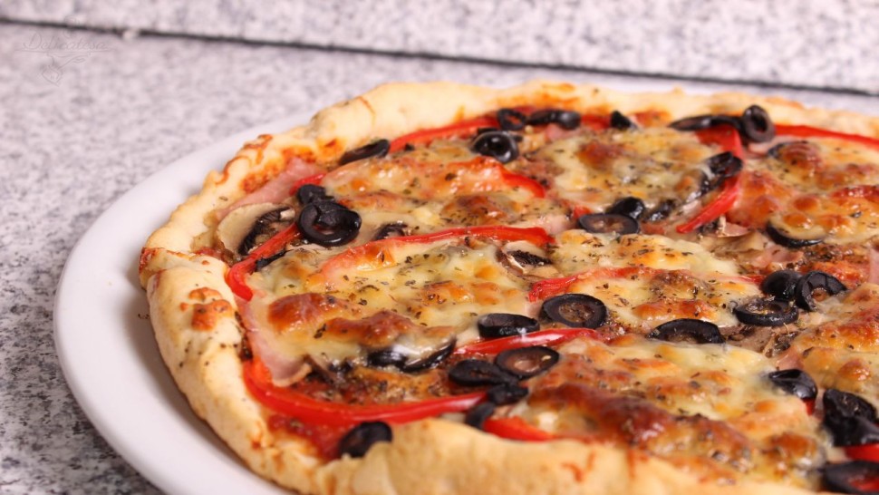 Rețetă pizza Capriciosa. Cum se face unul dintre cele mai comandate preparate de la restaurant