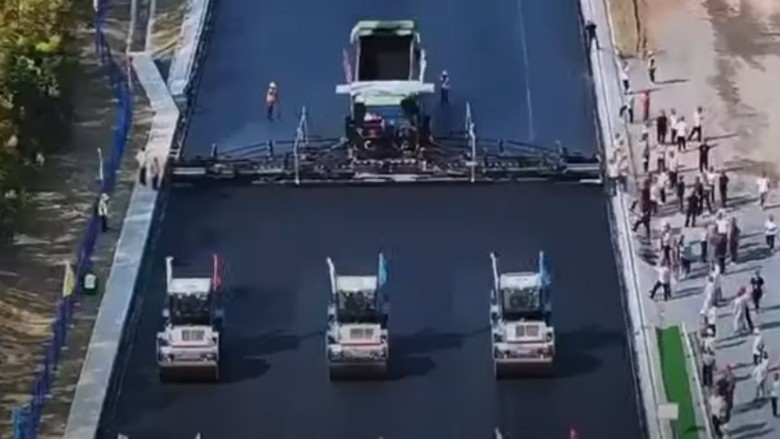 Prima autostradă din lume construită fără muncitori. Au lucrat mașini autonome roboți și drone