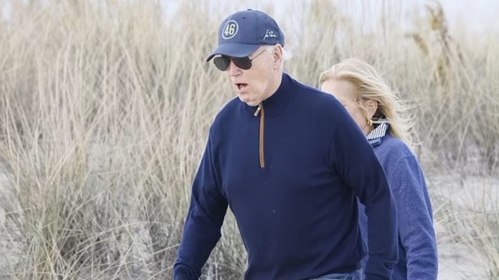 Joe Biden dezechilibrat. La un pas să cadă pe plajă. Prima Doamnă nu s-a oferit sa îl ajute | VIDEO