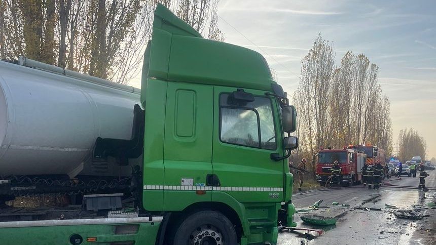 O cisternă cu 33 de tone de motorină o alta goală și un autoturism s-au bușit în Prahova. Scurgeri de combustibil de la rezervoarele mașinilor