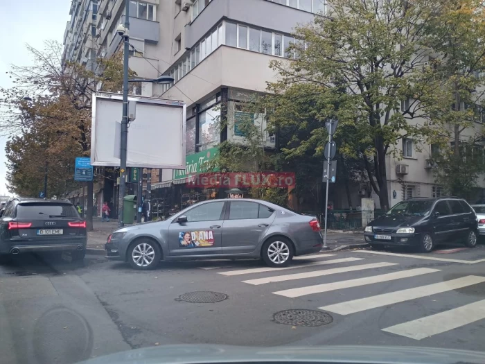 EXCLUSIV Diana Șoșoacă, prinsă pe interzis! Parchează grosolan fix pe trecerea de pietoni să-și cumpere hăinuțe FOTO și VIDEO PAPARAZZI