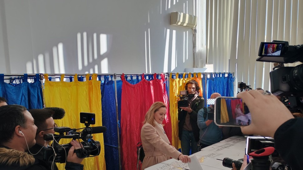 Elena Lasconi președinta USR a votat în București Am votat cu încrederea că vom avea o Românie pentru toți FOTO și VIDEO EXCLUSIV