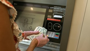Anunțul BNR pentru toți românii care retrag numerar de la bancomate. Beneficiarii noilor dispoziții sunt limitați