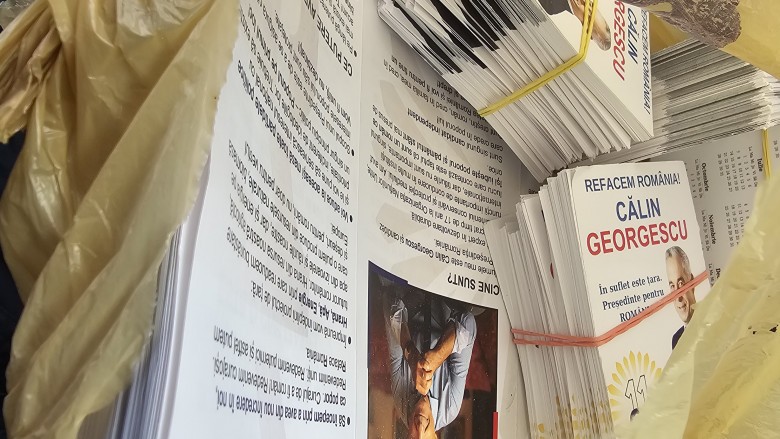 Cum arată campania cu zero lei a lui Călin Georgescu afișe bannere și reviste electorale. Zeci de pliante trimise la o mânăstire
