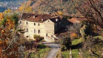 Sat întreg scos la vânzare în regiunea Toscana din Italia. Costă cât un apartament în nordul Bucureștiului