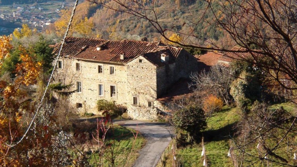 Sat întreg scos la vânzare în regiunea Toscana din Italia. Costă cât un apartament în nordul Bucureștiului