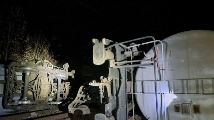 Trafic feroviar oprit în Mehedinți acolo unde mai multe vagoane pline cu benzină au deraiat și s-au răsturnat