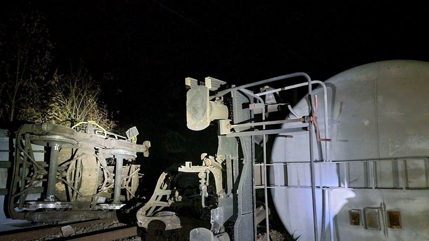 Trafic feroviar oprit în Mehedinți acolo unde mai multe vagoane pline cu benzină au deraiat și s-au răsturnat