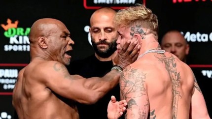 Mike Tyson l-a pălmuit pe Jake Paul la cântarul oficial. Marea luptă de 80 de milioane de dolari are loc în această noapte | VIDEO