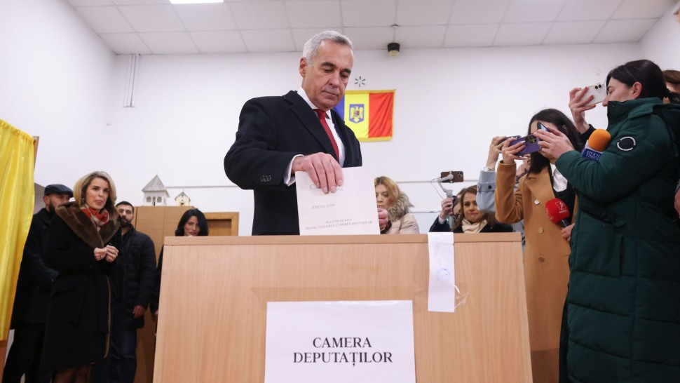 Călin Georgescu cheamă românii să vină mâine la votare. Acuză abuzuri Sunt acasă fără internet fără căldură fără lumină