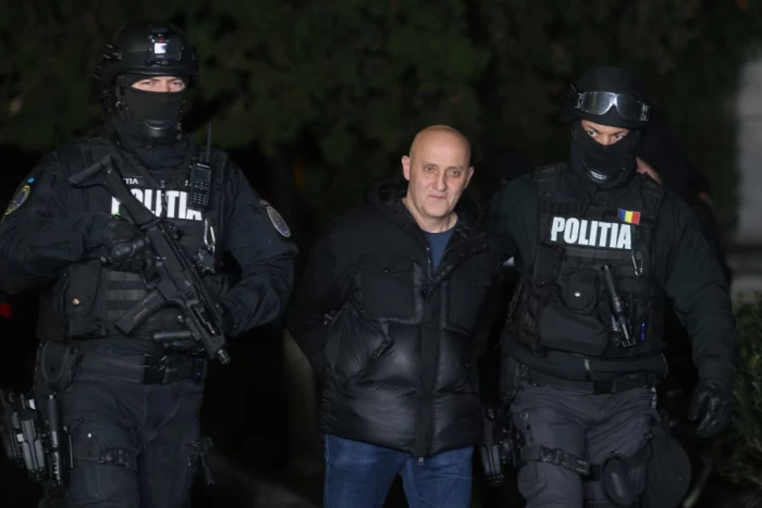 Horațiu Potra este escortat de polițiști în afara sediului IPJ Prahova Șeful ”mercenarilor români”