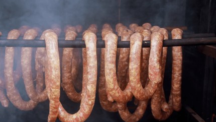 Cârnați de porc. Aroma secretă usturoiul