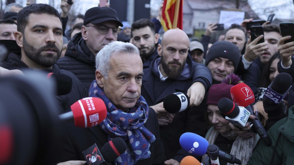 Mii de oameni protestează în față clădirii CCR. Se scandează împotriva lui Iohannis și a judecătorilor constituționali | UPDATE