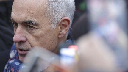 Călin Georgescu dezminte acuzațiile privind sursele lui de finanțare. Zeci de oameni l-au ovaționat la semnarea controlului judiciar