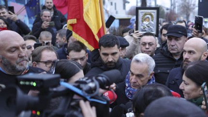 Proteste în Capitală față de decizia de anulare a alegerilor prezidențiale. Pentru a treia zi românii sunt în stradă