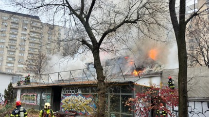 Arde fostul restaurant Mărul de Aur. Incendiu puternic în centrul Capitalei VIDEO și FOTO