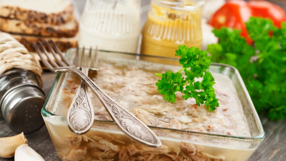 Rețetă delicioasă piftie de porc. Se mai numește și răcitură