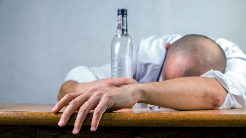 Ce faci dacă ai băut prea mult de Revelion. Sfaturi practice și hidratante împotriva mahmurelii