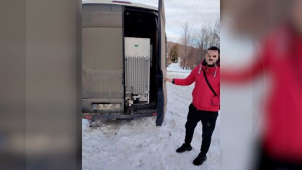 Amendă de 10.000 de lei pentru un bărbat care abandona un frigider vechi în apropierea unei pârtii de schi. Nu știa ce să facă cu el a motivat acesta