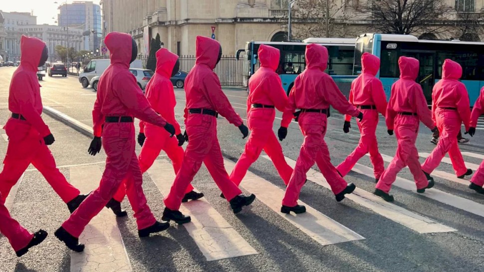Gardienii din Squid Game umblă pe străzile din București