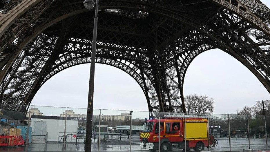 Incendiu la Turnul Eiffel din Paris Peste 1.200 de persoane au fost evacuate