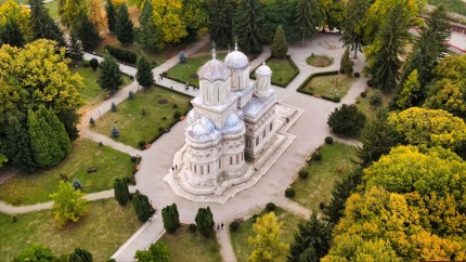 Mănăstirea Curtea de Argeș va fi restaurată din temelii. Aici se află mormintele regilor Carol I și Ferdinand și o Evanghelie unică în lume