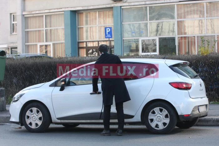 EXCLUSIV PAPARAZZI Primarul Nicușor Dan, păstrătorul tradiției de iarnă! Edilul a scos fularul cu reni la purtare FOTO și VIDEO
