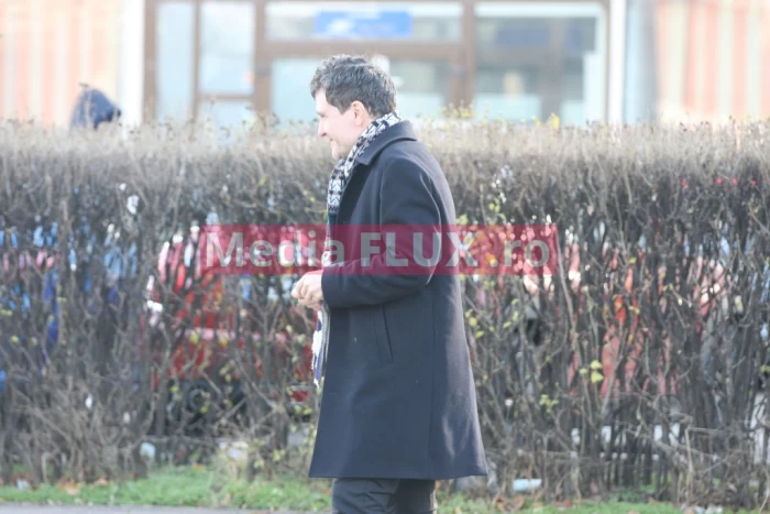 EXCLUSIV PAPARAZZI Primarul Nicușor Dan, păstrătorul tradiției de iarnă! Edilul a scos fularul cu reni la purtare FOTO și VIDEO