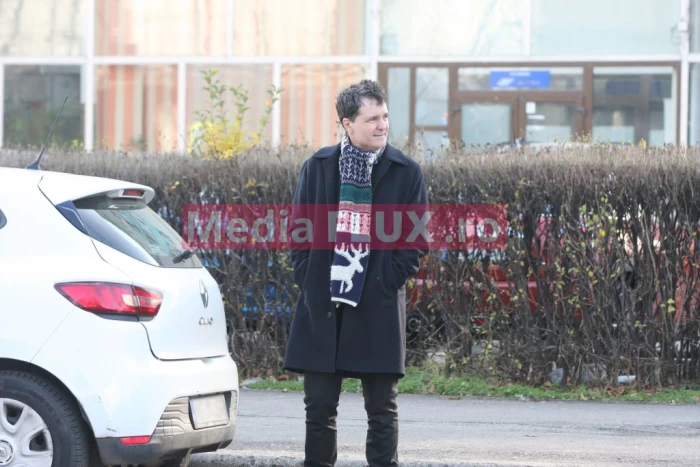 EXCLUSIV PAPARAZZI Primarul Nicușor Dan, păstrătorul tradiției de iarnă! Edilul a scos fularul cu reni la purtare FOTO și VIDEO