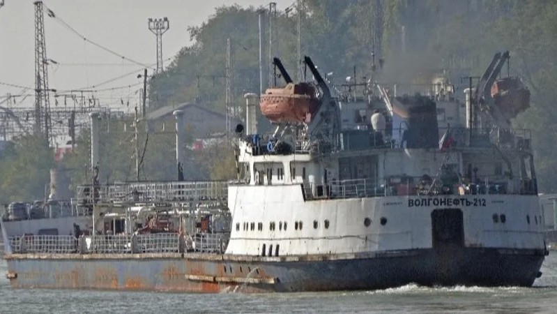 Alertă în Marea Neagră. Două petroliere rusești grav avariate de furtună au declanșat o deversare de petrol