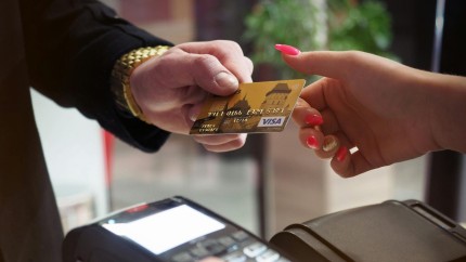 Schimbare pentru românii care plătesc în magazine și supermarketuri. Noua lege a intrat în vigoare