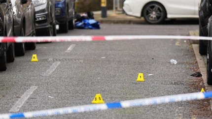 Răfuială armată la Londra. O femeie a murit și doi bărbați sunt grav răniți