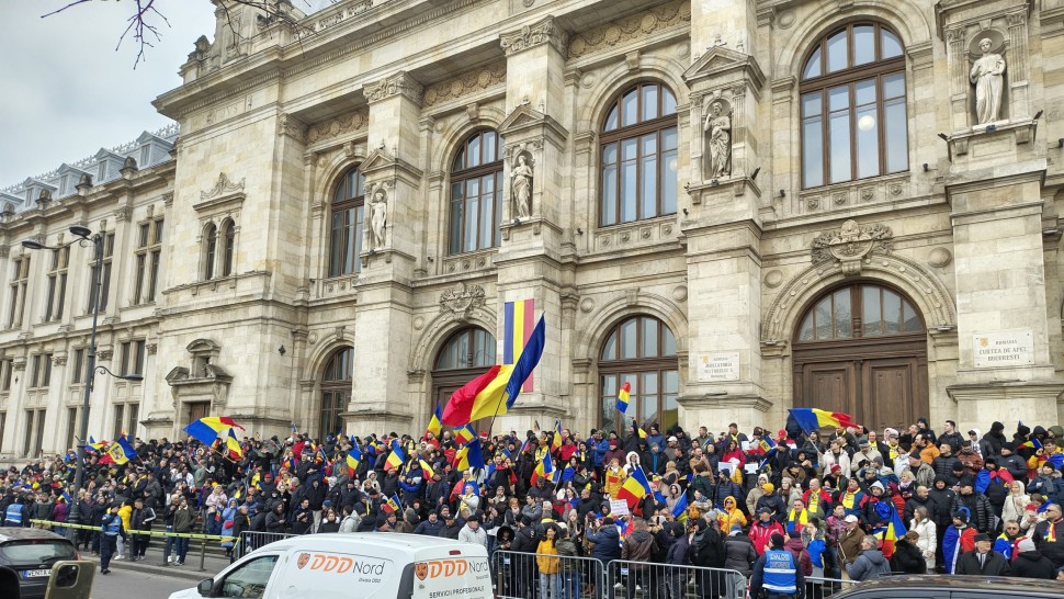 Sute de persoane protestează în fața Curții de Apel București împotriva anulării primului tur prezidențial | FOTO VIDEO