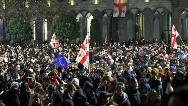 Protestele din Georgia se extind premierul sfidând condamnarea SUA care suspendă parteneriatul strategic cu Tbilisi
