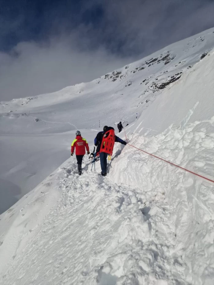 Risc de avalanșe în Bucegi! Avertismentul salvamontiștilor: Nu vă aventurați pe traseele turistice montane de mare altitudine FOTO și VIDEO