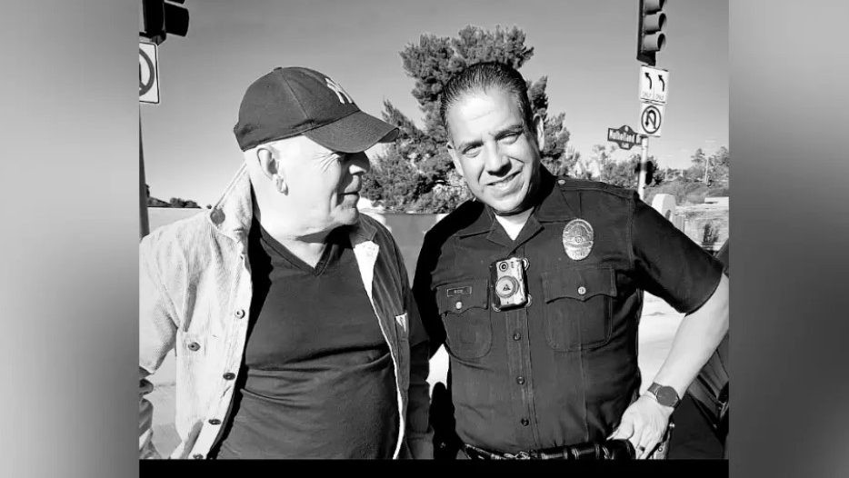 Imagini emoționante cu Bruce Willis. Bolnav de demență actorul a mers să salute pompierii din Los Angeles VIDEO