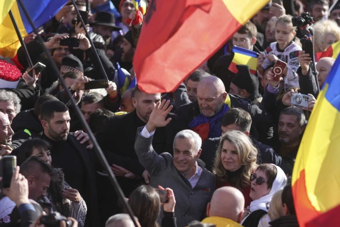 Călin Georgescu și susținători ai acestuia participă la un eveniment organizat cu ocazia Unirii Principatelor, la monumentul eroilor militari din Parcul Tineretului, în București, 24 ianuarie 2025.