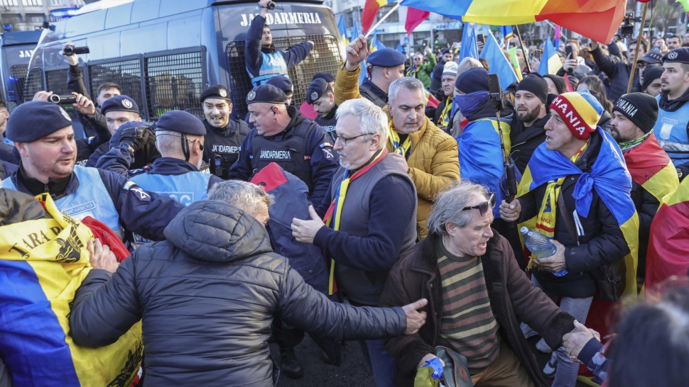 Proteste de Mica Unire. Susținătorii lui Călin Georgescu s-au îmbrâncit cu jandarmii în Piața Victoriei. Se aruncă cu petarde și sticle UPDATE VIDEO și FOTO