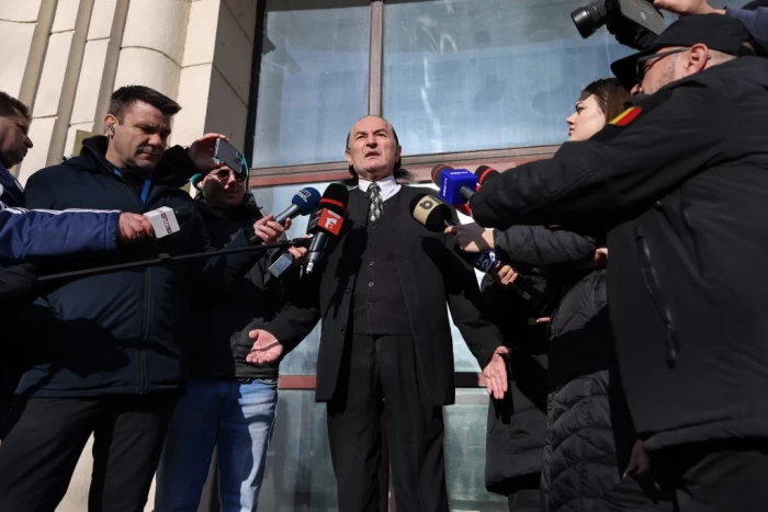 Fostul lider al minerilor Miron Cozma vorbește cu jurnaliștii înainte de a intra la Parchetul General, unde a fost chemat pentru dosarul mineriadei din iunie 1990, în București, 17 ianuarie 2025.