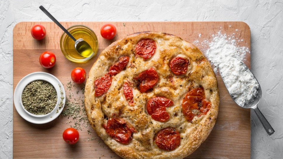 Rețetă focaccia cu ceapă și roșii cherry. Puteți aromatiza după bunul plac
