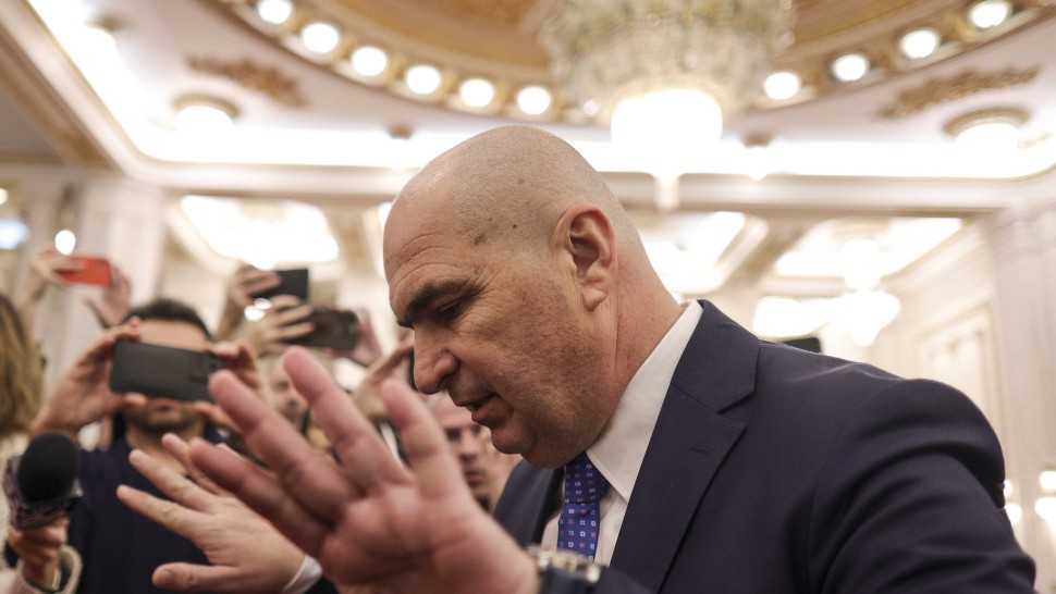 Continuă protestul angajaţilor din Senat la ușa lui Ilie Bolojan. Aceștia se plâng că nu sunt primiți la negocieri