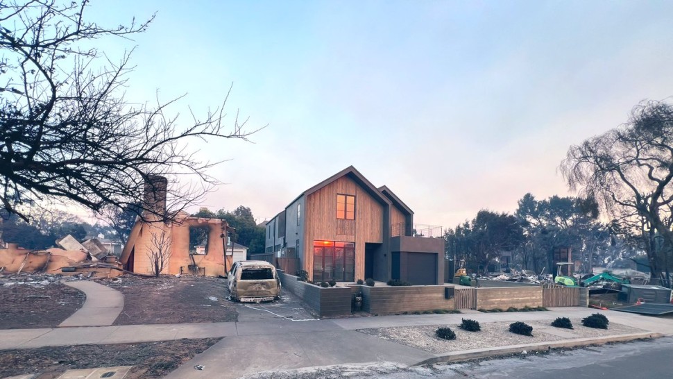 Unele case din Los Angeles au rămas intacte după incendiile devastatoare. Explicațiile arhitecților