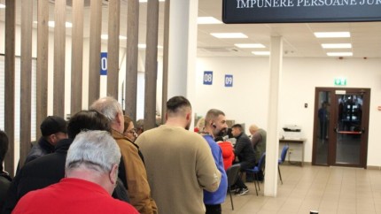 Cozi uriașe la plata taxelor și impozitelor. Românii s-au grăbit să scape de dări imediat ce s-au deschis agențiile fiscale