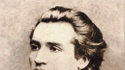 Cea mai cunoscută fotografie cu Mihai Eminescu. A fost făcuta la Praga și a devenit imaginea poetului