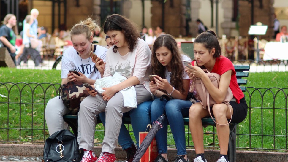 Noul ministru al Educației vrea elevi cu telefoane în școli Mai bine să reglementăm cum le poți folosi