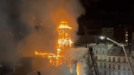 Incendiu puternic la Paris. Sediul primăriei arondismentului 12 o clădire construită în 1876 în flăcări VIDEO