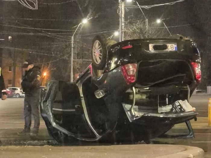 Accident grav în București. Un Logan s-a răsturnat după ce a fost izbit de un Polo de poliție într-o intersecție FOTO